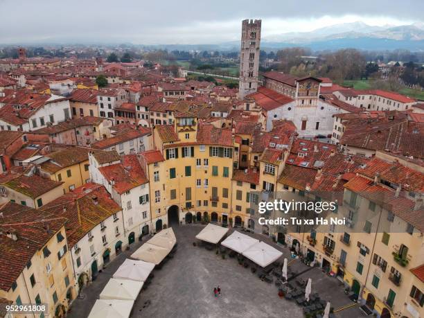 piazza dell'anfiteatro - lucca's pretty oval square - lucca stock pictures, royalty-free photos & images