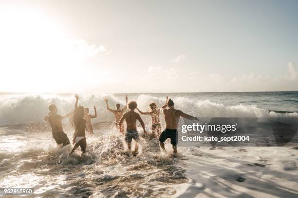 spannende aktivitäten am strand. - peeple of caribbean stock-fotos und bilder