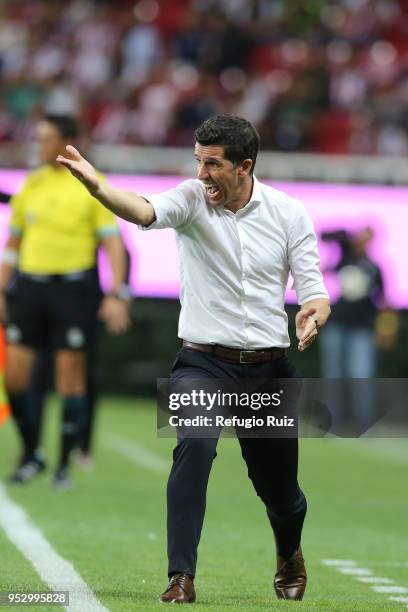 Gustavo Diaz coach of Leon gives instructions to his players during the 17th round match between Chivas and Leon as part of the Torneo Clausura 2018...