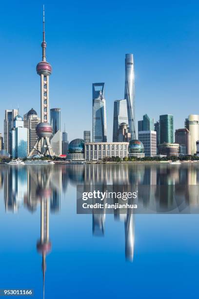 shanghai bund skyline against blue sky - the bund photos et images de collection