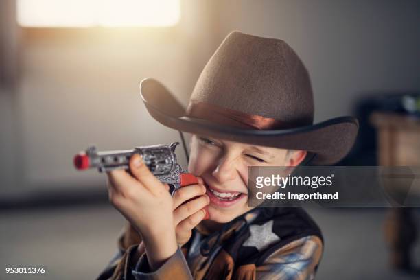 ragazzino vestito da cowboy - cowboy gun foto e immagini stock