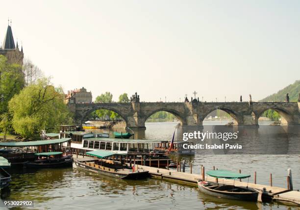 old town bridge tower and charles bridge, prague, czech republic - isabel pavia stock pictures, royalty-free photos & images