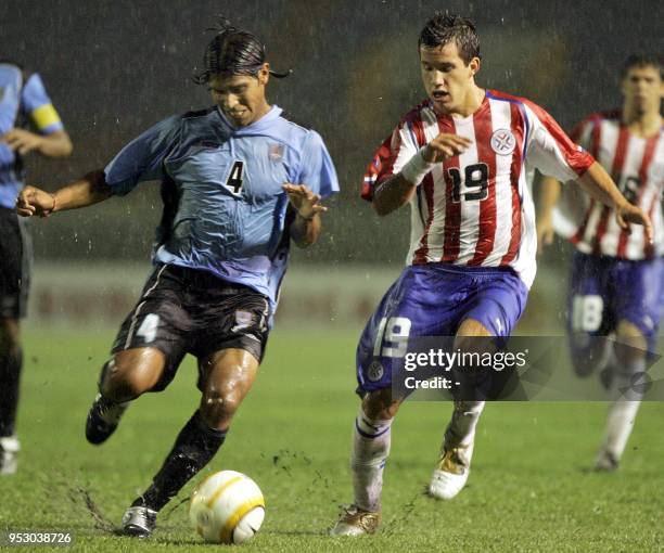 Ivan Gonzalez de Paraguay disputa el balón con Martín Rodriguez de Uruguay durante el partido disputado en Pereira, a 300 km de Bogotá, el 14 de...