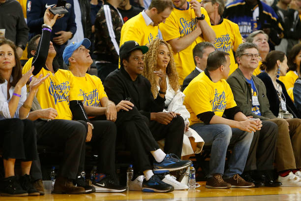 Los artistas discográficos Jay-Z y Beyonce observan durante el primer juego de las semifinales de la Conferencia Oeste entre los New Orleans Pelicans y los Golden...