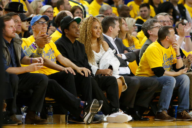 Los artistas de grabación Jay-Z y Beyonce observan durante el primer juego de las semifinales de la Conferencia Oeste entre los New Orleans Pelicans y los Golden State...