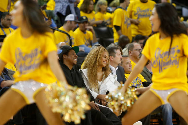 Los artistas de grabación Jay-Z y Beyonce observan durante el primer juego de las semifinales de la Conferencia Oeste entre los New Orleans Pelicans y los Golden State...
