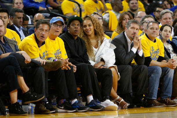 Los artistas de grabación Jay-Z y Beyonce observan durante el primer juego de las semifinales de la Conferencia Oeste entre los New Orleans Pelicans y los Golden State...