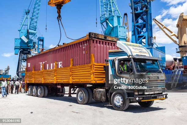 old cargo schiff einleitung in mombasa hafen in kenia - mombasa port container stock-fotos und bilder