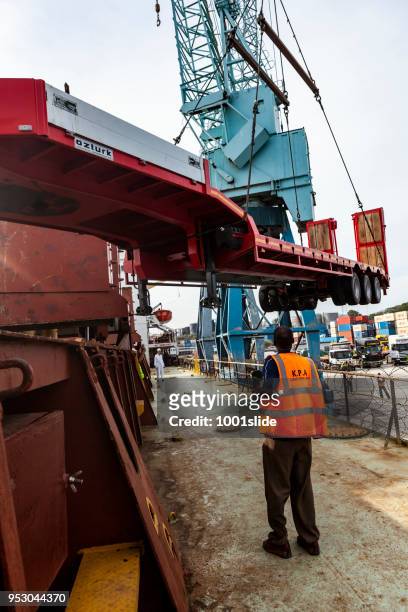 old cargo schiff einleitung in mombasa hafen in kenia - mombasa port container stock-fotos und bilder