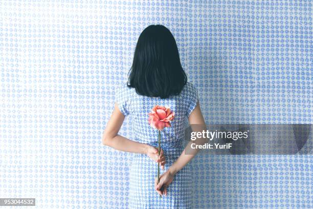 woman in blue - gift japan photos et images de collection