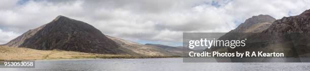 llyn idwal in the mountains of snowdonia national park, wales - image assemblée photos et images de collection