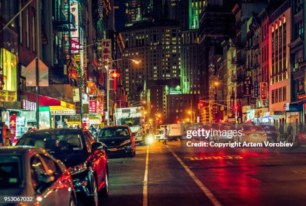 manhattan chinatown at night - chinatown stock-fotos und bilder