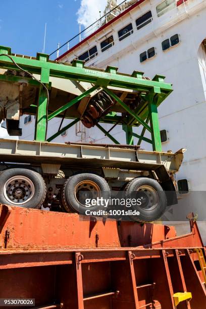 gamla lastfartyg urladdning i mombasa hamn i kenya - mombasa port container bildbanksfoton och bilder