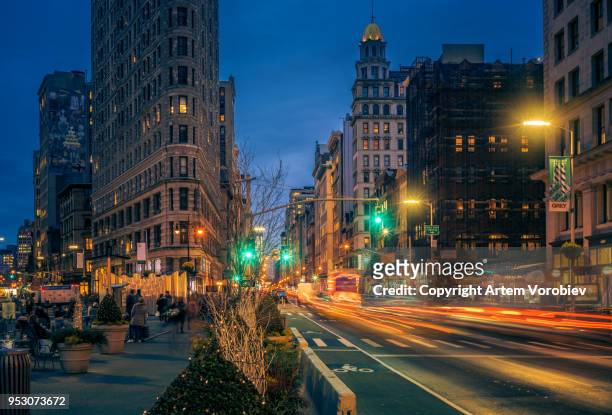 the flatiron district at night - union square new york city stock-fotos und bilder