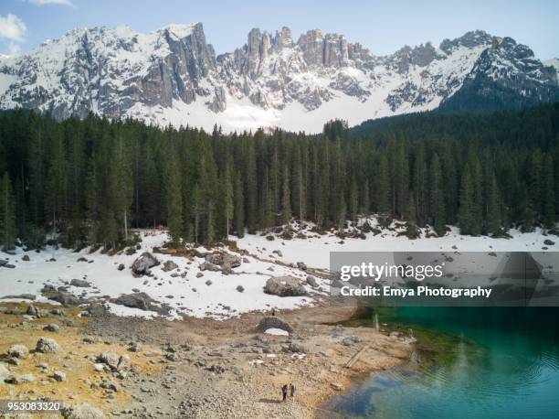 latemar and lake carezza - karersee - gebirgskette latemar stock-fotos und bilder