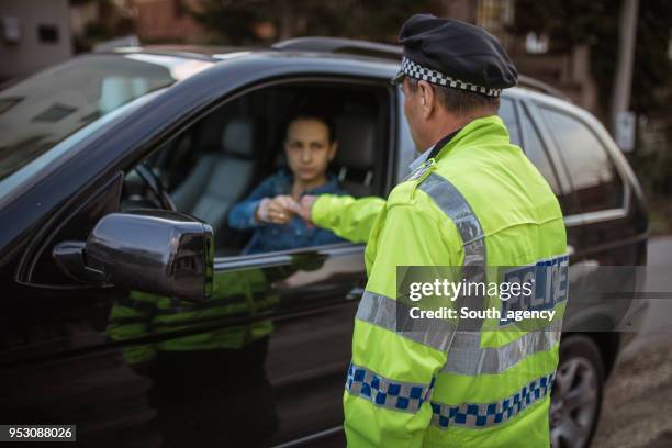 politie officee geven ticket - verkeerspolitie stockfoto's en -beelden