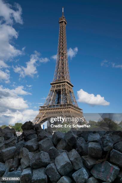 tour eiffel sous les pavés - eric schaeffer bildbanksfoton och bilder