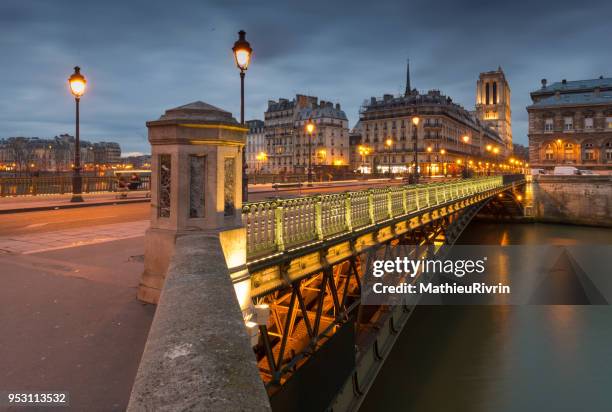 beginning of the night in paris and cathedral notre dame - stars sky stock-fotos und bilder