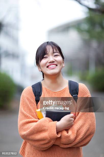 幸せな女子大学生の肖像画 - 美大生　日本 ストックフォトと画像