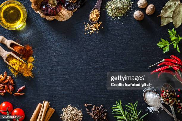 matlagning nd krydda kryddor gränsen på svart skiffer bakgrund - food background bildbanksfoton och bilder