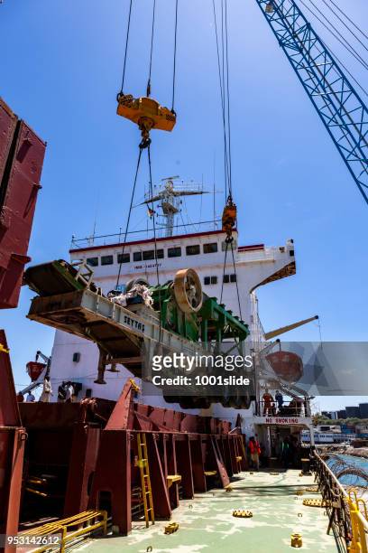 gamla lastfartyg urladdning i mombasa hamn i kenya - mombasa port container bildbanksfoton och bilder