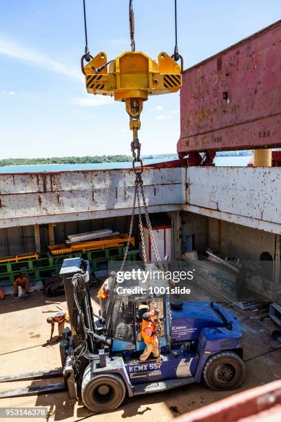 gamla lastfartyg urladdning i mombasa hamn i kenya - mombasa port container bildbanksfoton och bilder