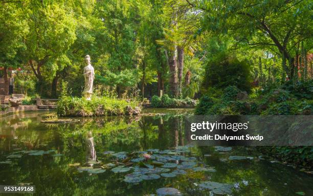 guanyin sculpture in chinese garden - guanyin bodhisattva stock-fotos und bilder