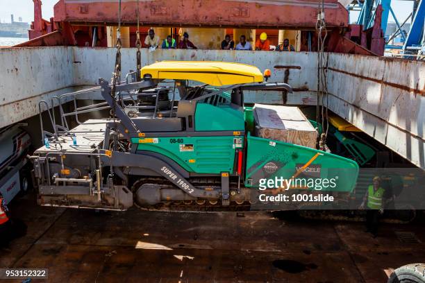 old cargo schiff einleitung in mombasa hafen in kenia - mombasa port container stock-fotos und bilder