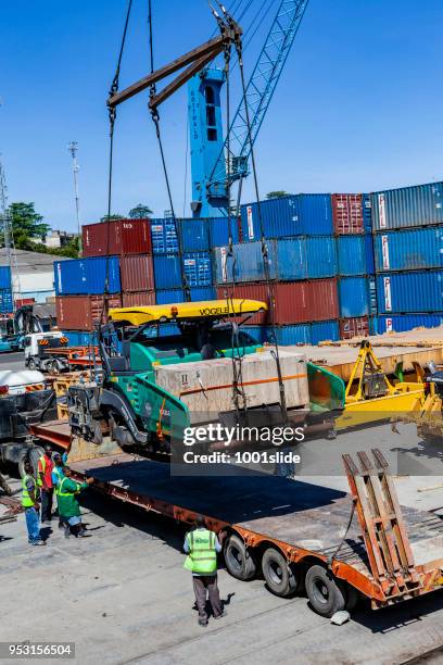 old cargo schiff einleitung in mombasa hafen in kenia - mombasa port container stock-fotos und bilder