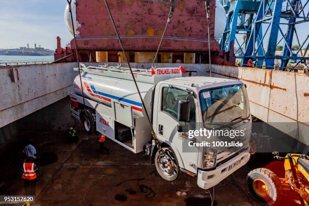 gamla lastfartyg urladdning i mombasa hamn i kenya - mombasa port container bildbanksfoton och bilder