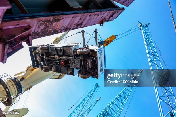 gamla lastfartyg urladdning i mombasa hamn i kenya - mombasa port container bildbanksfoton och bilder