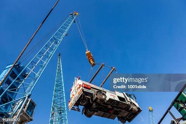 gamla lastfartyg urladdning i mombasa hamn i kenya - mombasa port container bildbanksfoton och bilder