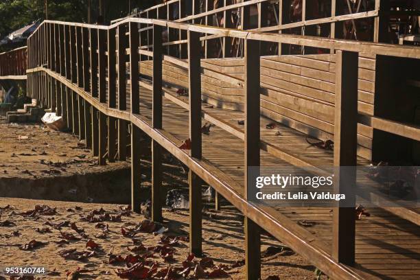 wooden ramps that reach the beach - accessibility. - accessibility stock-fotos und bilder