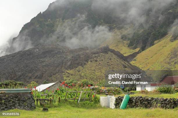 view of 1961 volcano and proximity to local houses, tristan da cunha, south atlantic. - isla tristán de acuña fotografías e imágenes de stock