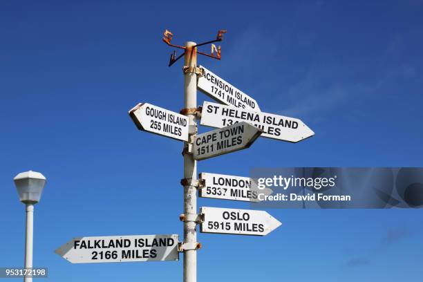 signpost on tristan da cunha showing distances to other destinations. - isla tristán de acuña fotografías e imágenes de stock