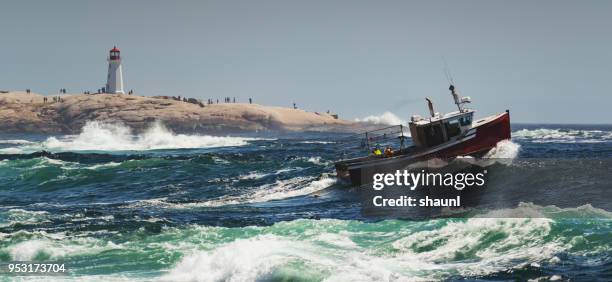 acarreo de las trampas de langosta - atlantic ocean fotografías e imágenes de stock