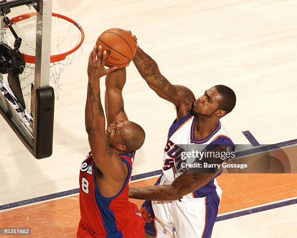 Earl Clark of the Phoenix Suns tries to block the shot of Brian Skinner of the Los Angeles Clippers in an NBA Game played on December 25, 2009 at...