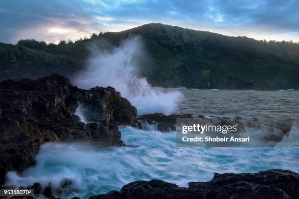 wave splash at princeville coastline, north of kauai, hawaii - princeville stock pictures, royalty-free photos & images