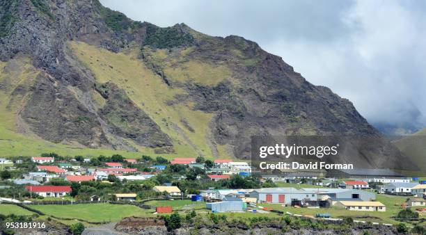 'edinburgh of the seven seas' town  on tristan da cunha island in the south atlantic. - isla tristán de acuña fotografías e imágenes de stock