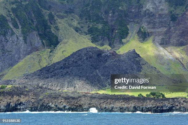 the 1961 volcano by the capital town of at edinburgh of the seven seas' in tristan da cunha. - isla tristán de acuña fotografías e imágenes de stock