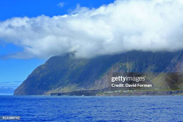 view of 'edinburgh of the seven seas' and 1961 volcano o north-west cast of tristan da cunha. - isla tristán de acuña fotografías e imágenes de stock