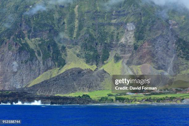 view of 1961 volcano on  tristan da cunha island in the south atlantic. - isla tristán de acuña fotografías e imágenes de stock