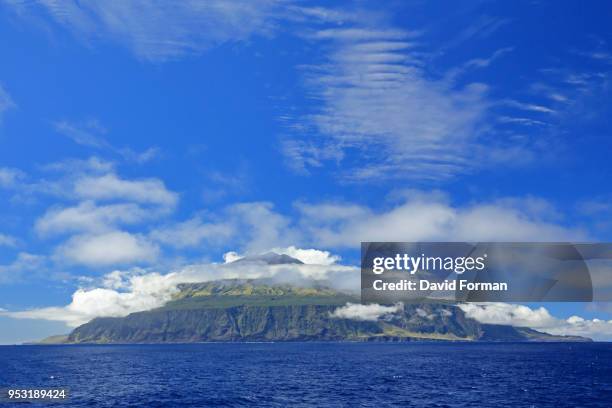 the island of tristan da cunha from the southern end. - isla tristán de acuña fotografías e imágenes de stock