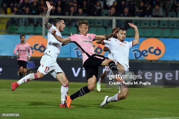 Antonino La Gumina of Palermo scores the opening goal during the serie A match between US Citta di Palermo and AS Bari at Stadio Renzo Barbera on...