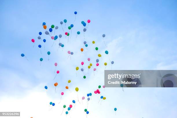 colorful balloons flying away in blue sky. wedding ceremony. - feiern jubiläum stock-fotos und bilder