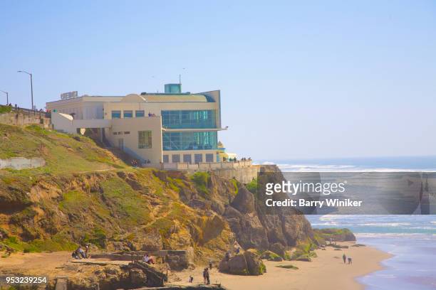 cliff house on edge of sutro baths, ocean beach and pacific ocean at san francisco - cliff house san francisco stock pictures, royalty-free photos & images