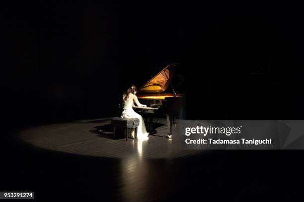 woman playing the piano - musica clássica imagens e fotografias de stock