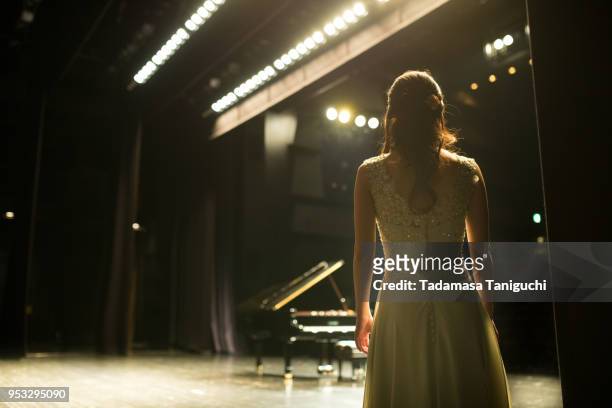 pianist walking toward to the stage - palcoscenico foto e immagini stock