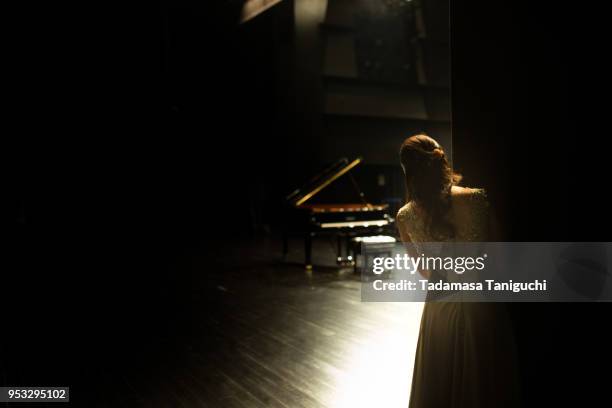 pianist wating for starting her concert - performer stock pictures, royalty-free photos & images