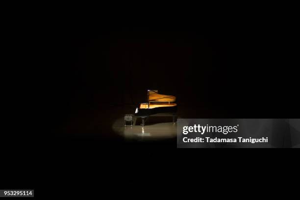 grand piano at concert hall - klavier stock-fotos und bilder